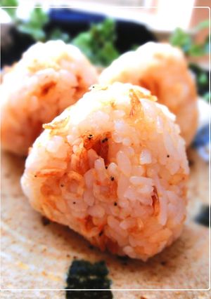 A picture of Tempura Crumbs and Small Shrimp (Sakura Shrimp) Onigiri.