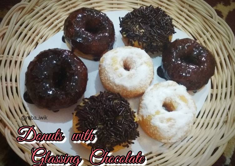 Mini Donuts with Glassing Chocolate