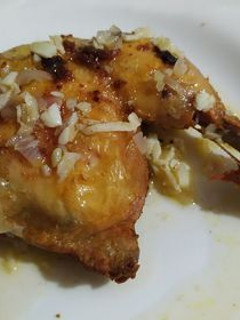 Una foto de Pollo frito con mojito criollo