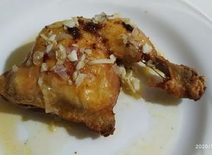 Una foto de Pollo frito con mojito criollo