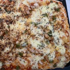 A picture of Chicken tikka pizza.