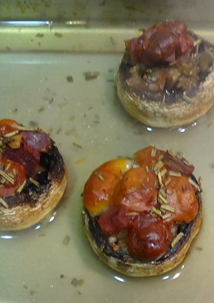 Una foto de Champiñones rellenos de jamón y queso