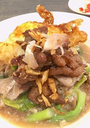 รูปของ เส้นหมี่ราดหน้าไข่ดาว หมูทอดกระเทียม
