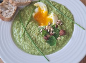 Une photo de Gaspacho de brocolis et son œuf mollet
