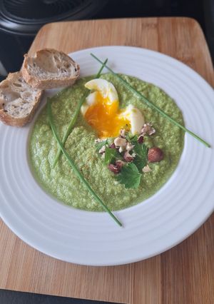 Une photo de Gaspacho de brocolis et son œuf mollet