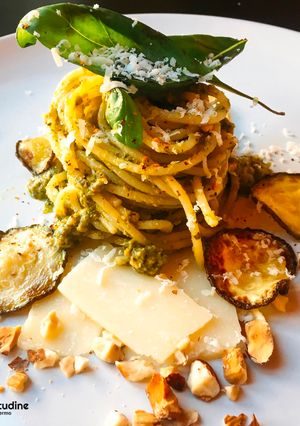 Foto di Spaghetti pesto genovese e zucchine