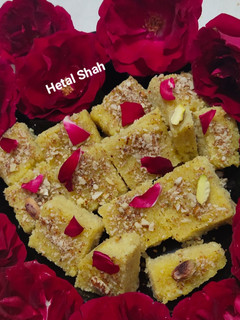 सूजी बर्फी (Suji barfi recipe in Hindi) रेसिपी मुख्य फोटो