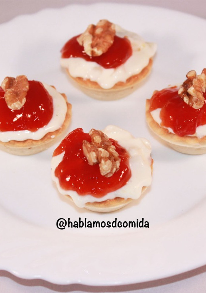 Una foto de Tartaleta de queso crema con mermelada de tomate