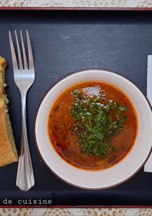 Une photo de Soupe d'orge concassé 🥣 accompagnée de pain maison 🌾