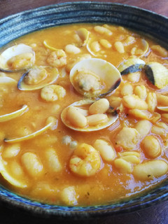 Una foto de Alubias con almejas y gambas en amarillo 🦐🍲