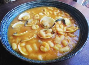 Foto principal de Alubias con almejas y gambas en amarillo 🦐🍲