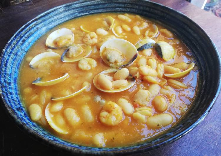 Alubias con almejas y gambas en amarillo 🦐🍲
