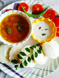 A picture of Idli sambar with chutney 🍲🍚🍴.