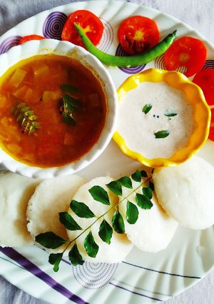 A picture of Idli sambar with chutney 🍲🍚🍴.