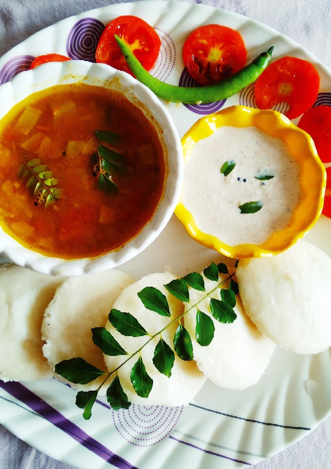 A picture of Idli sambar with chutney 🍲🍚🍴.