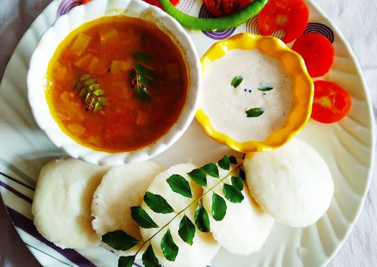 Recipe of Appetizing Idli sambar with chutney 🍲🍚🍴