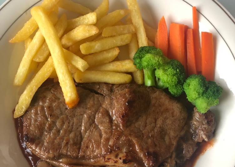 Langkah Mudah untuk Menyiapkan Sirloin steak saus barbeque yang Menggugah Selera