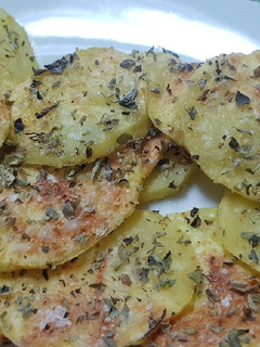 Una foto de Patatas crujientes aliñadas al microondas