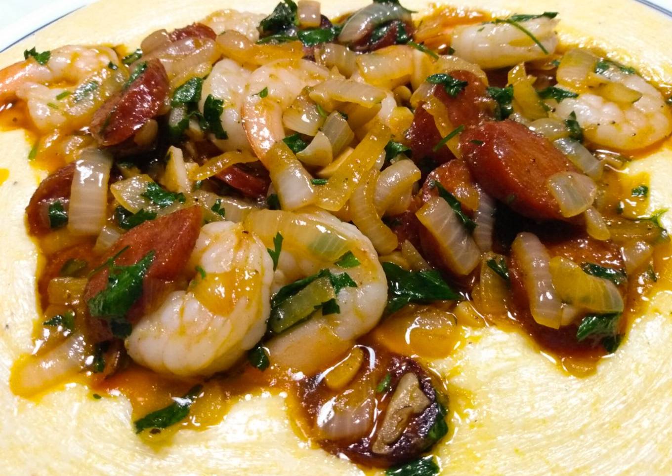 Shrimp and chorizo ​​over polenta