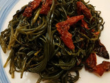 Contorno di agretti con pomodori secchi e acciughe