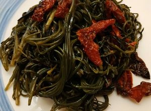 Foto di Contorno di agretti con pomodori secchi e acciughe
