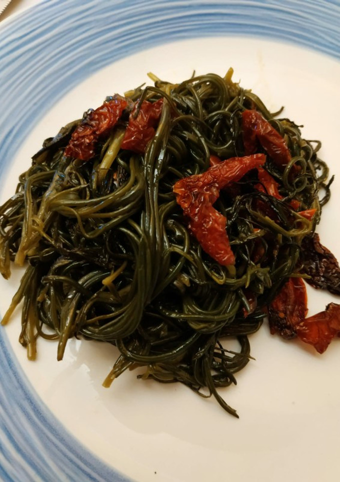 Foto di Contorno di agretti con pomodori secchi e acciughe