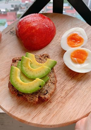 Hình của món Bánh mì bơ + táo + trứng.