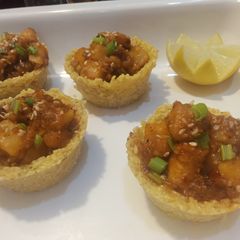 A picture of Korean sticky noodles tarts.