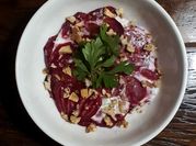 Una foto de carpaccio de remolacha