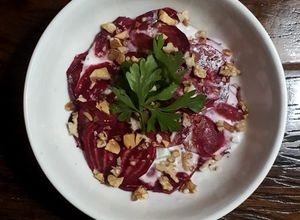 Una foto de Carpaccio de remolacha