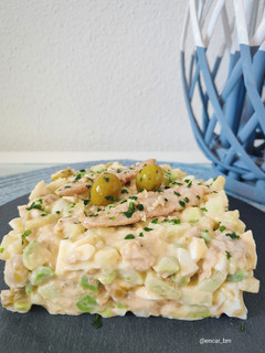 Una foto de Tartar de pepino y aguacate con lomitos de atún
