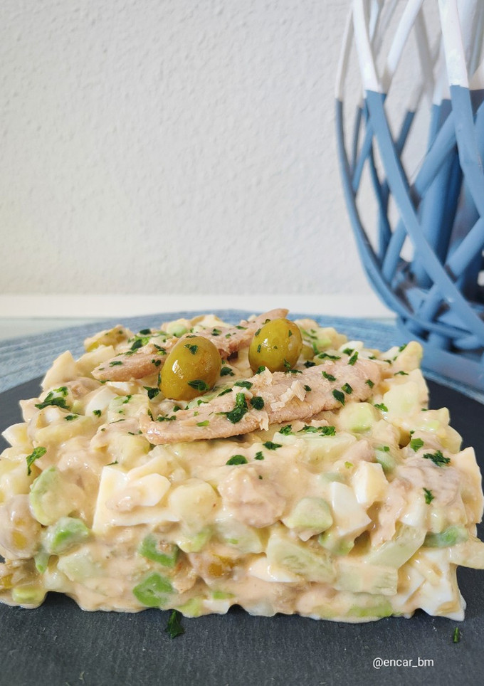 Una foto de Tartar de pepino y aguacate con lomitos de atún