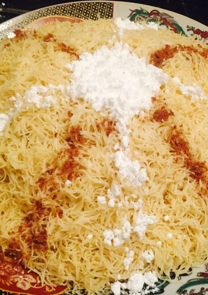 Una foto de Fideos al vapor con pollo السفة مدفونة