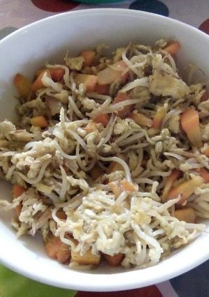 A picture of Beans sprout with carrots.