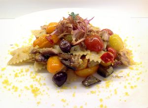 Foto di Farfalle con sgombro, datterini, cipolla disidratata e bottarga