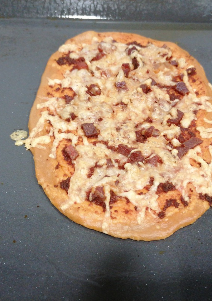 Una foto de Pizza de jamón, sobrasada y queso