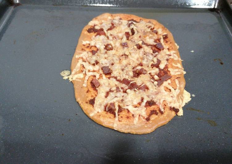 Pizza de jamón, sobrasada y queso