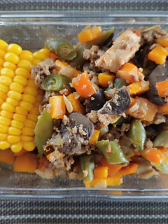 Una foto de Carne molida con verduras y champiñones