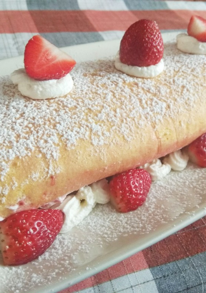 Una foto de Brazo de Nata y Fresas