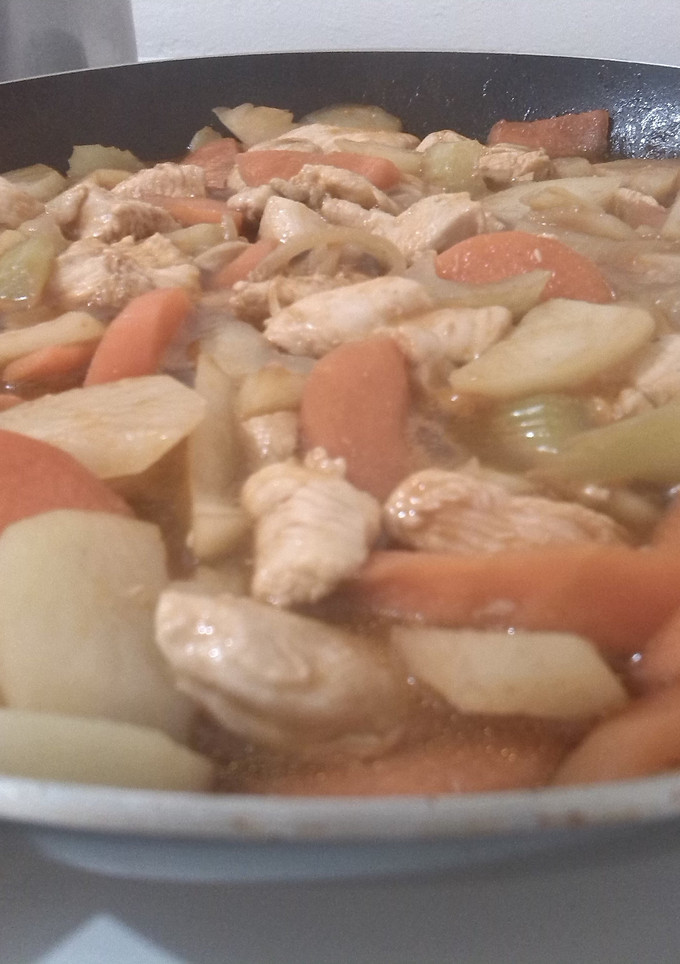 A picture of Chicken Afritada with Celery.