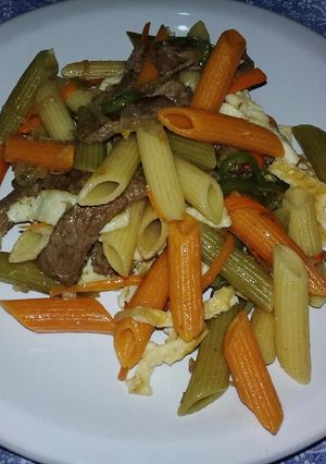 Una foto de Fideos de colores