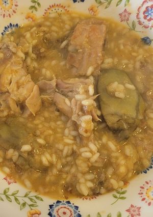 Foto principal de Arroz caldoso con guiso de conejo. En un plis plas