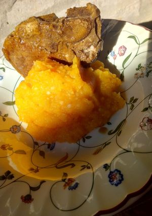 Una foto de Puré mixto con costeletas de cerdo agridulce