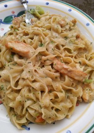 A picture of chicken and broccoli Alfredo.