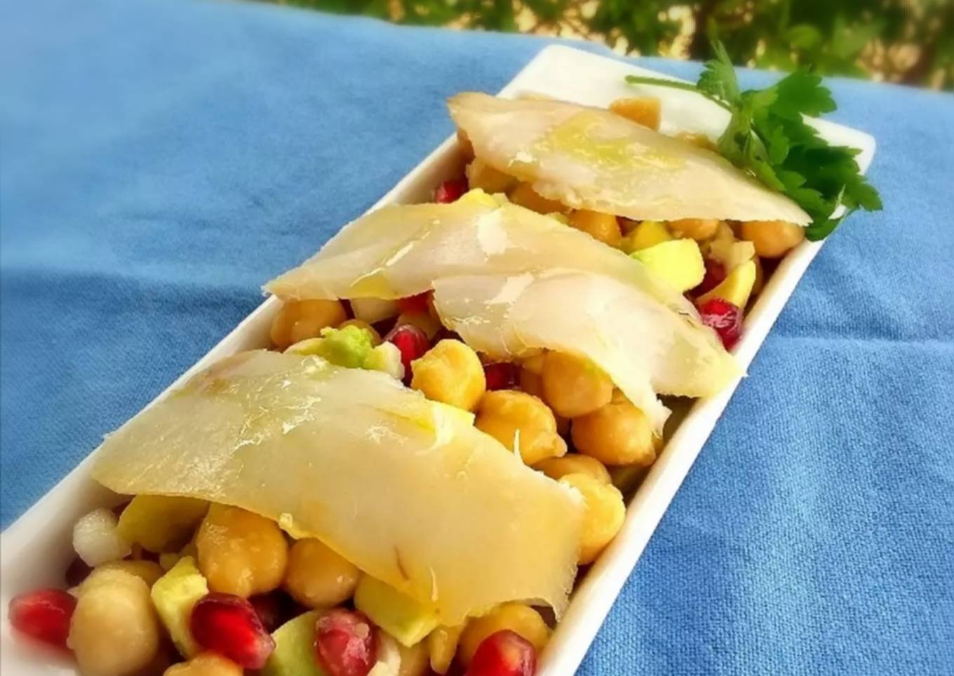 Ensalada de garbanzos con bacalao ahumado y Granada