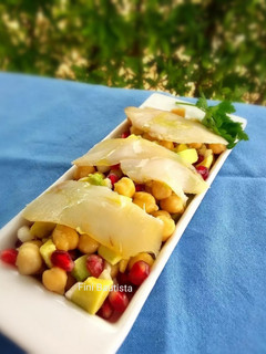 Una foto de Ensalada de garbanzos con bacalao ahumado y Granada