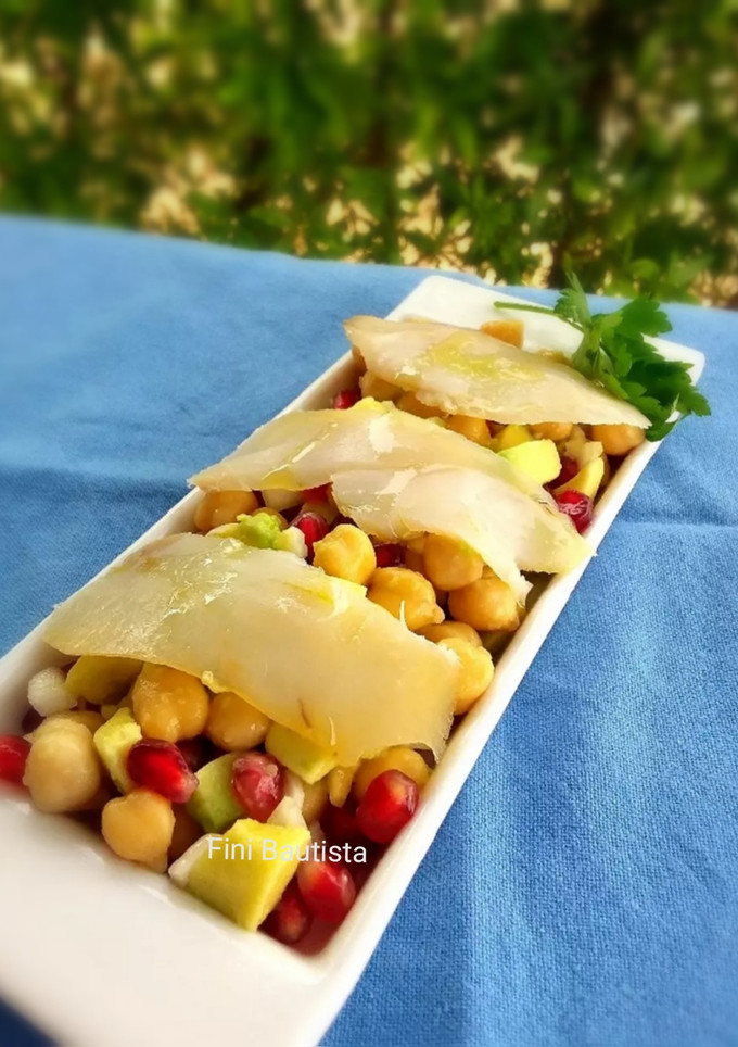 Una foto de Ensalada de garbanzos con bacalao ahumado y Granada