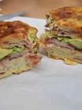 Panecillo Keto con Bacon y Aguacate