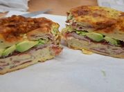 Una foto de pancitos de jamón serrano y queso