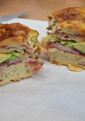 Una foto de Panecillo Keto con Bacon y Aguacate